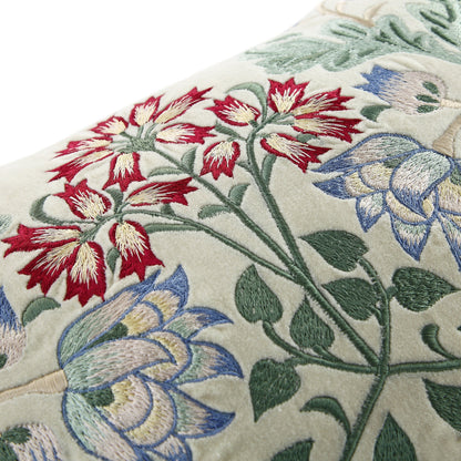 Coussin brodé à la main en velours perlé de la collection Botanica