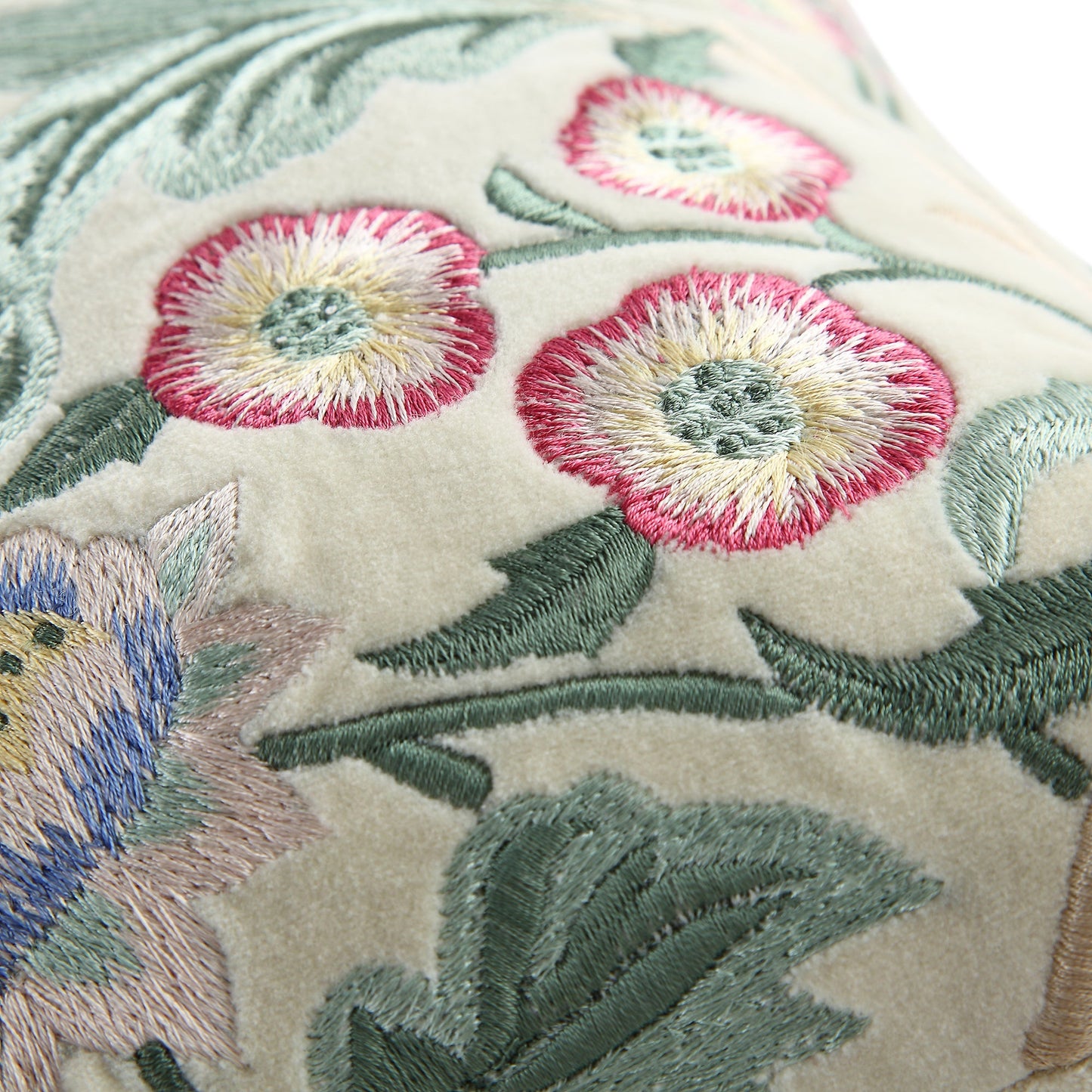 Coussin brodé à la main en velours perlé de la collection Botanica