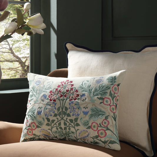 Coussin brodé à la main en velours perlé de la collection Botanica