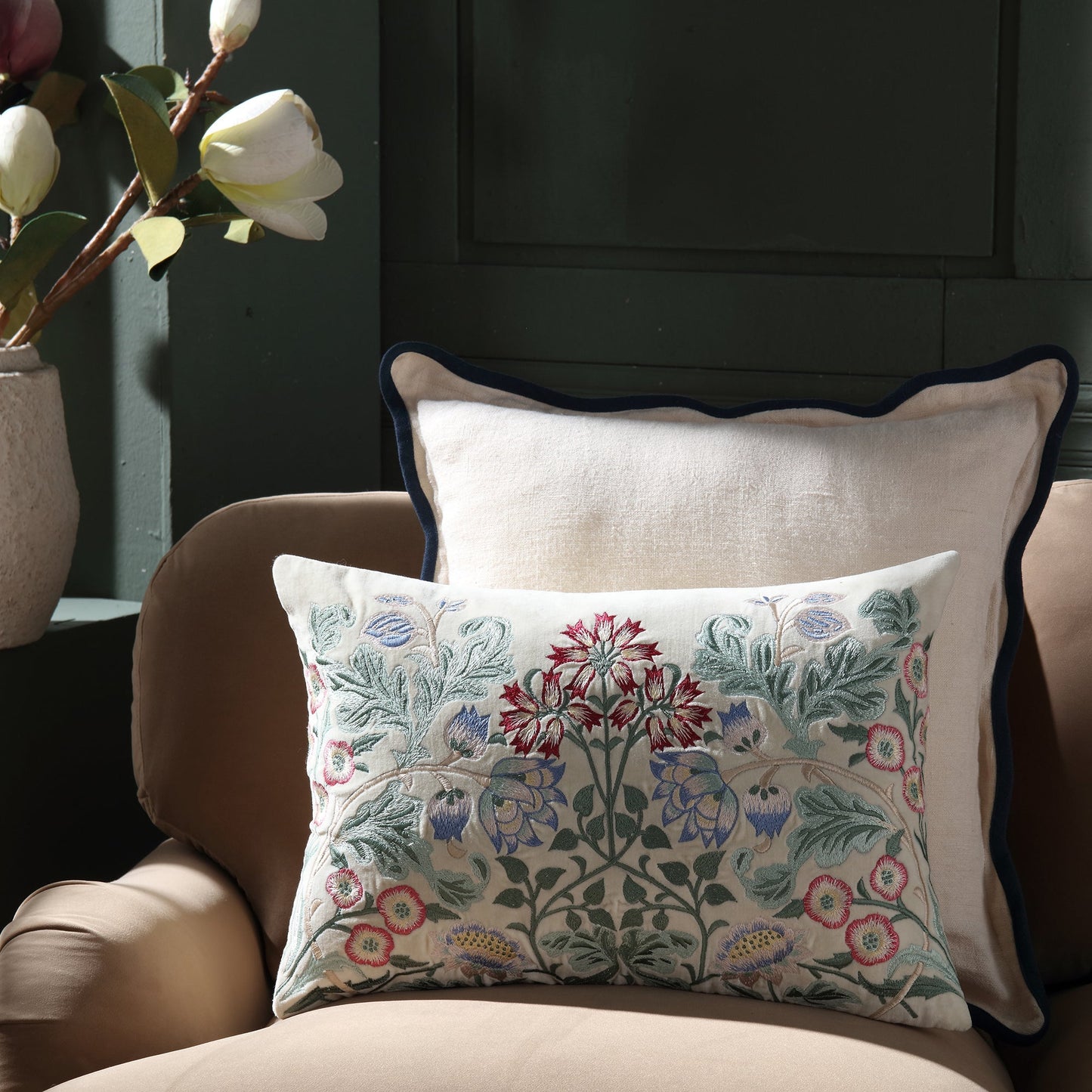 Coussin brodé à la main en velours perlé de la collection Botanica