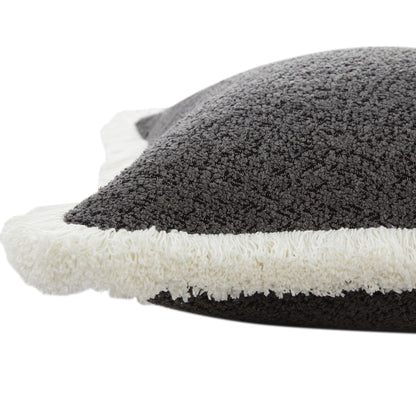 Oreiller à franges en bouclé gris graphite Kyra