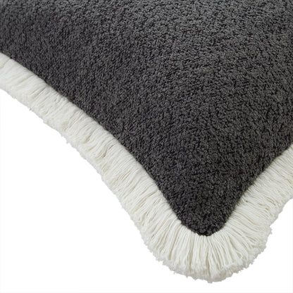 Oreiller à franges en bouclé gris graphite Kyra