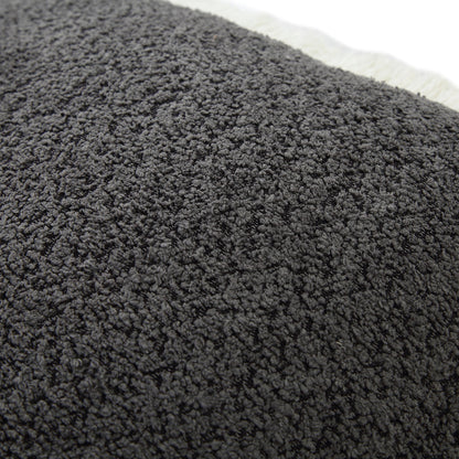 Oreiller à franges en bouclé gris graphite Kyra