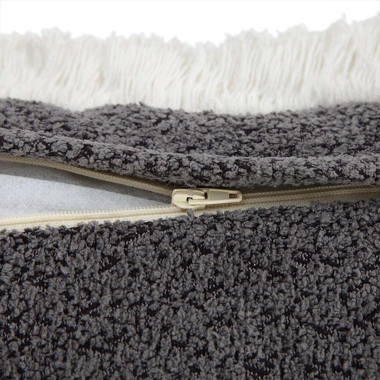 Oreiller à franges en bouclé gris graphite Kyra