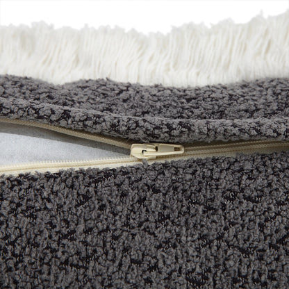 Oreiller à franges en bouclé gris graphite Kyra