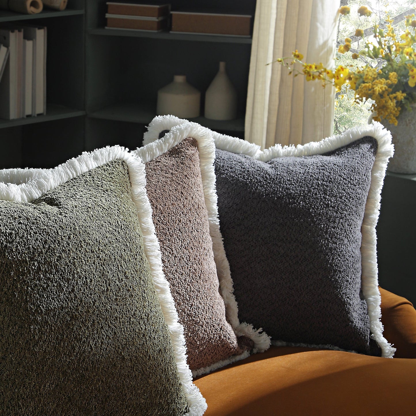 Oreiller à franges en bouclé gris graphite Kyra