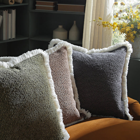 Oreiller à franges en bouclé gris graphite Kyra