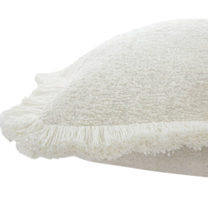 Oreiller à franges en bouclé crème Kyra