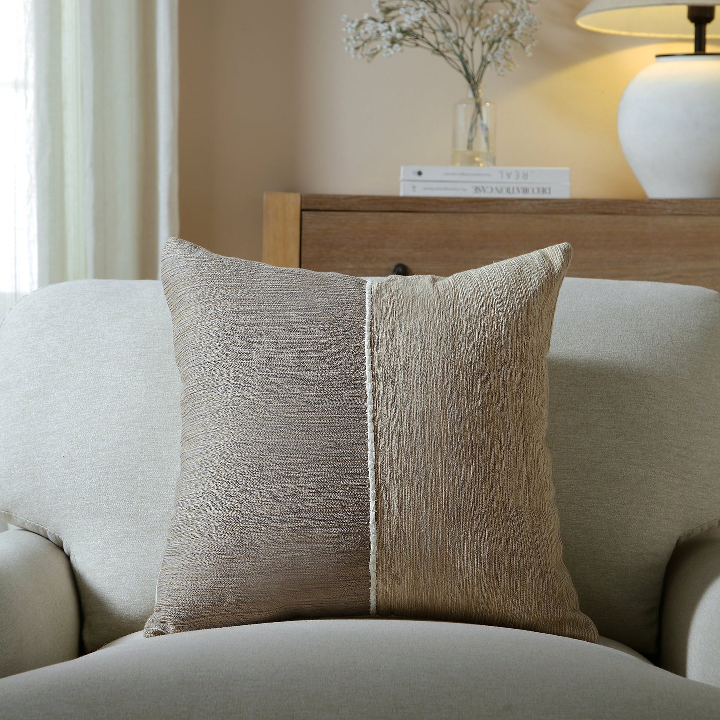 Coussin en velours chenille à point de chaînette de la collection Bronte