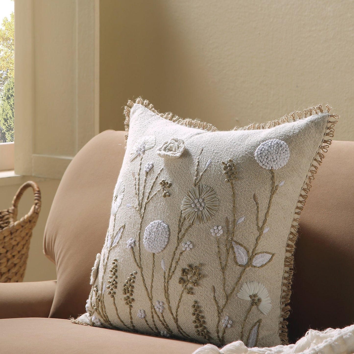 Coussin carré brodé à la main en dentelle de jute au crochet Delilah