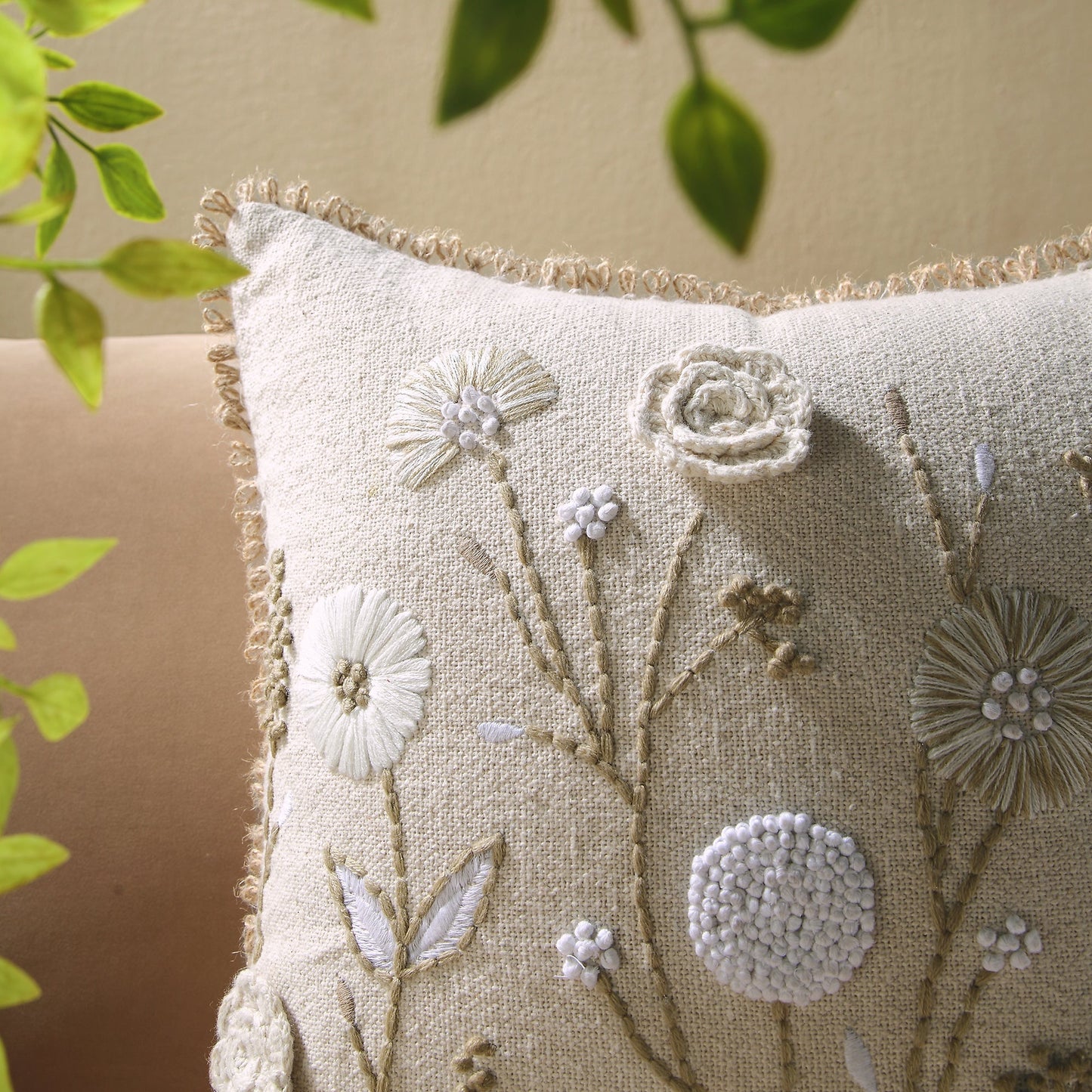 Coussin carré brodé à la main en dentelle de jute au crochet Delilah