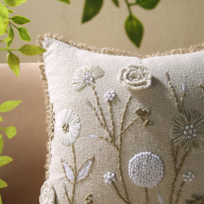 Coussin carré brodé à la main en dentelle de jute au crochet Delilah