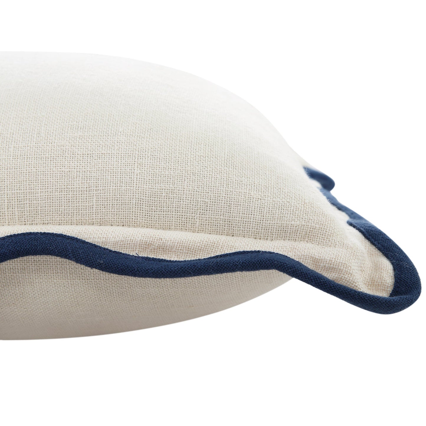 Coussin rectangulaire festonné bleu de Prusse en lin Evie