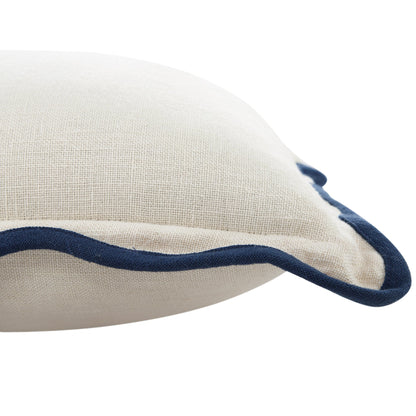 Coussin rectangulaire festonné bleu de Prusse en lin Evie