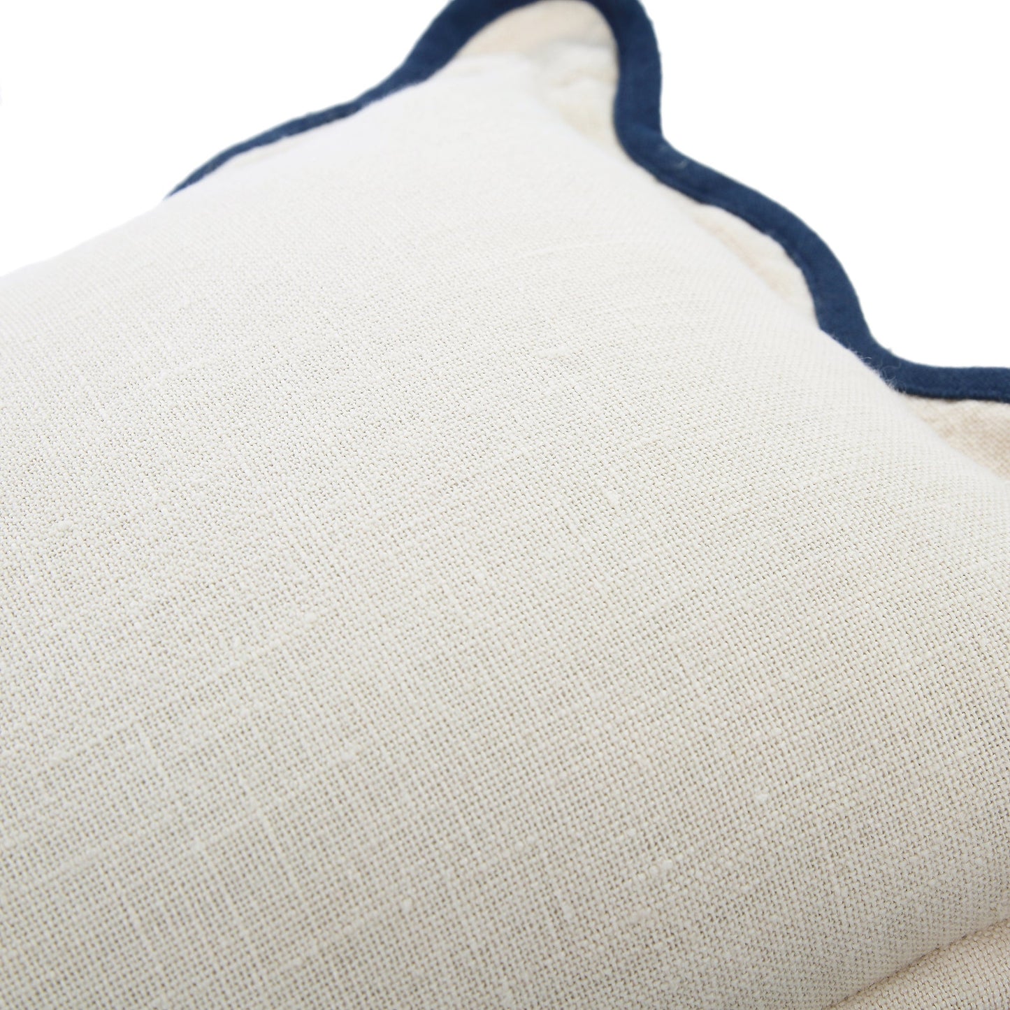 Coussin rectangulaire festonné bleu de Prusse en lin Evie