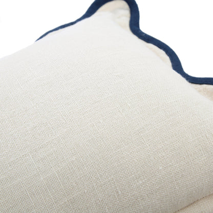 Coussin rectangulaire festonné bleu de Prusse en lin Evie