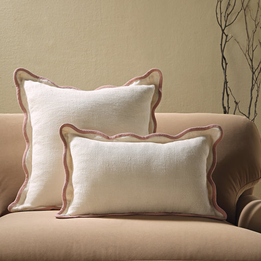 Coussin rectangulaire festonné rose poudré Evie Linen