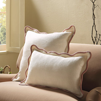 Coussin rectangulaire festonné rose poudré Evie Linen