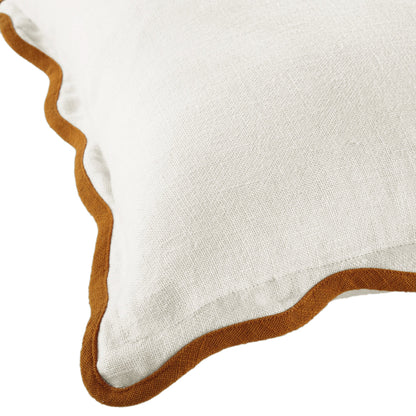 Coussin carré festonné en lin Evie caramel