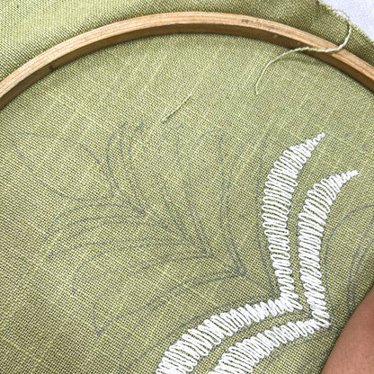 Coussin perlé brodé à la main Vine Collection Green Palms