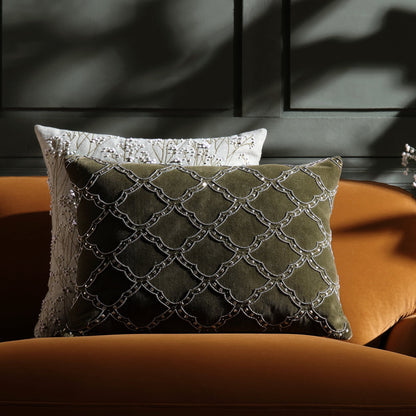 Coussin en velours de coton vert mousse perlé Greta de la collection Luxe