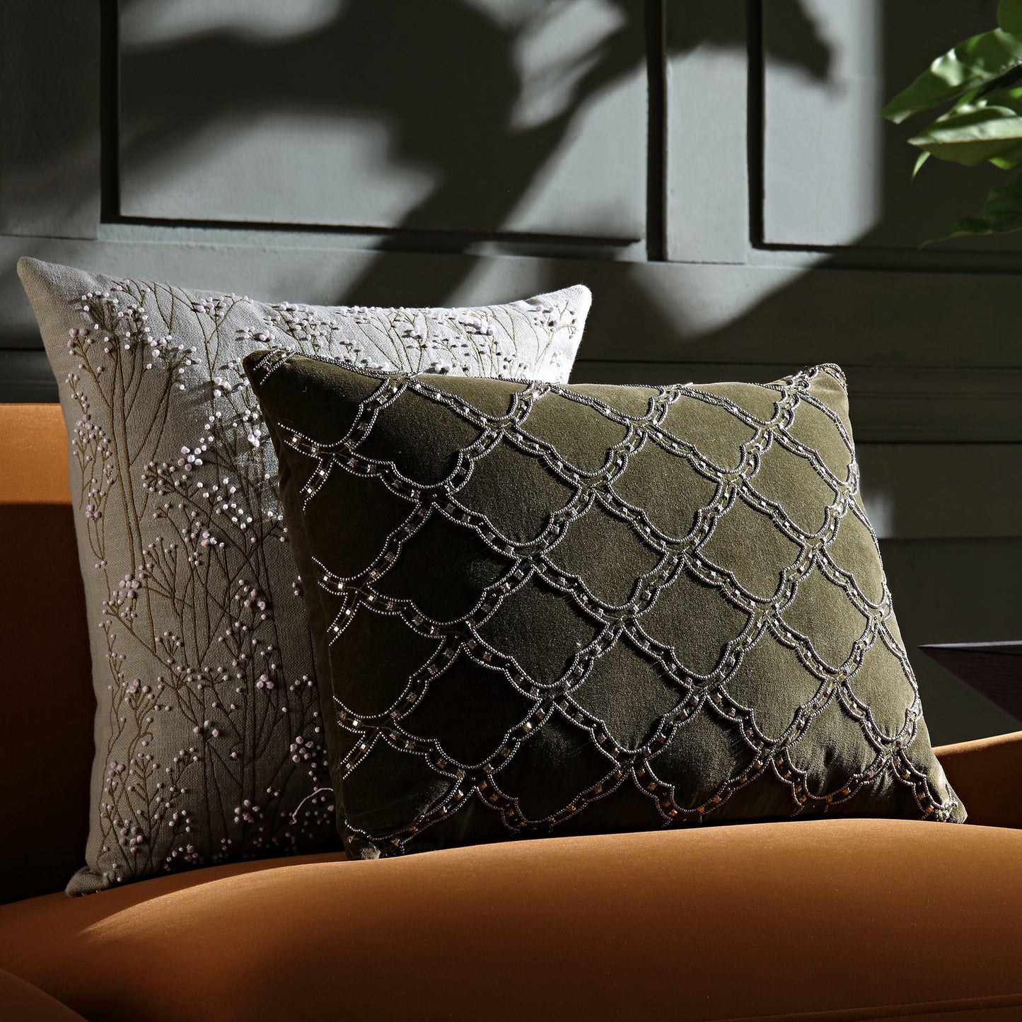 Coussin en velours de coton vert mousse perlé Greta de la collection Luxe