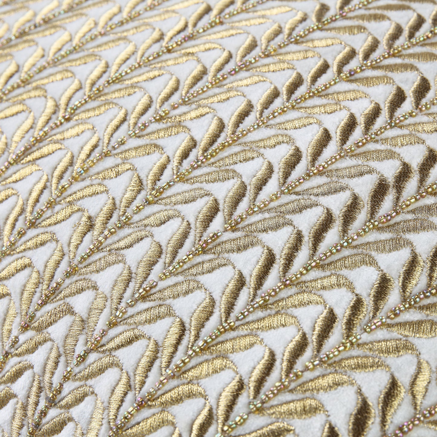 Coussin en velours perlé à la main Jasmine de la collection Luxe