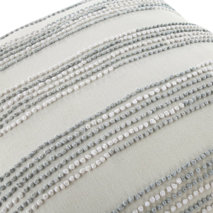 Coussin en coton blanc et bleu à nœud français Laguna de la collection Indigo