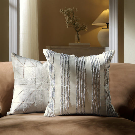 Coussin en coton blanc et bleu à nœud français Laguna de la collection Indigo