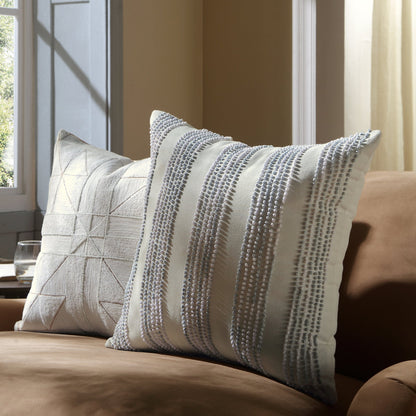 Coussin en coton blanc et bleu à nœud français Laguna de la collection Indigo