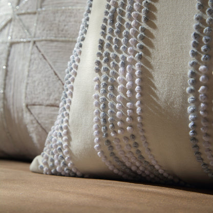 Coussin en coton blanc et bleu à nœud français Laguna de la collection Indigo