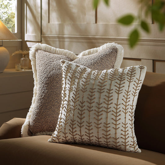 Coussin en velours perlé à la main avec tige linéaire de la collection Luxe