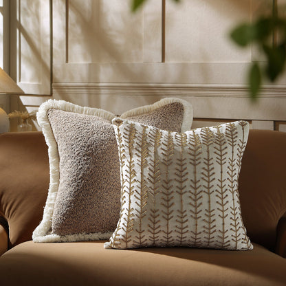 Coussin en velours perlé à la main avec tige linéaire de la collection Luxe