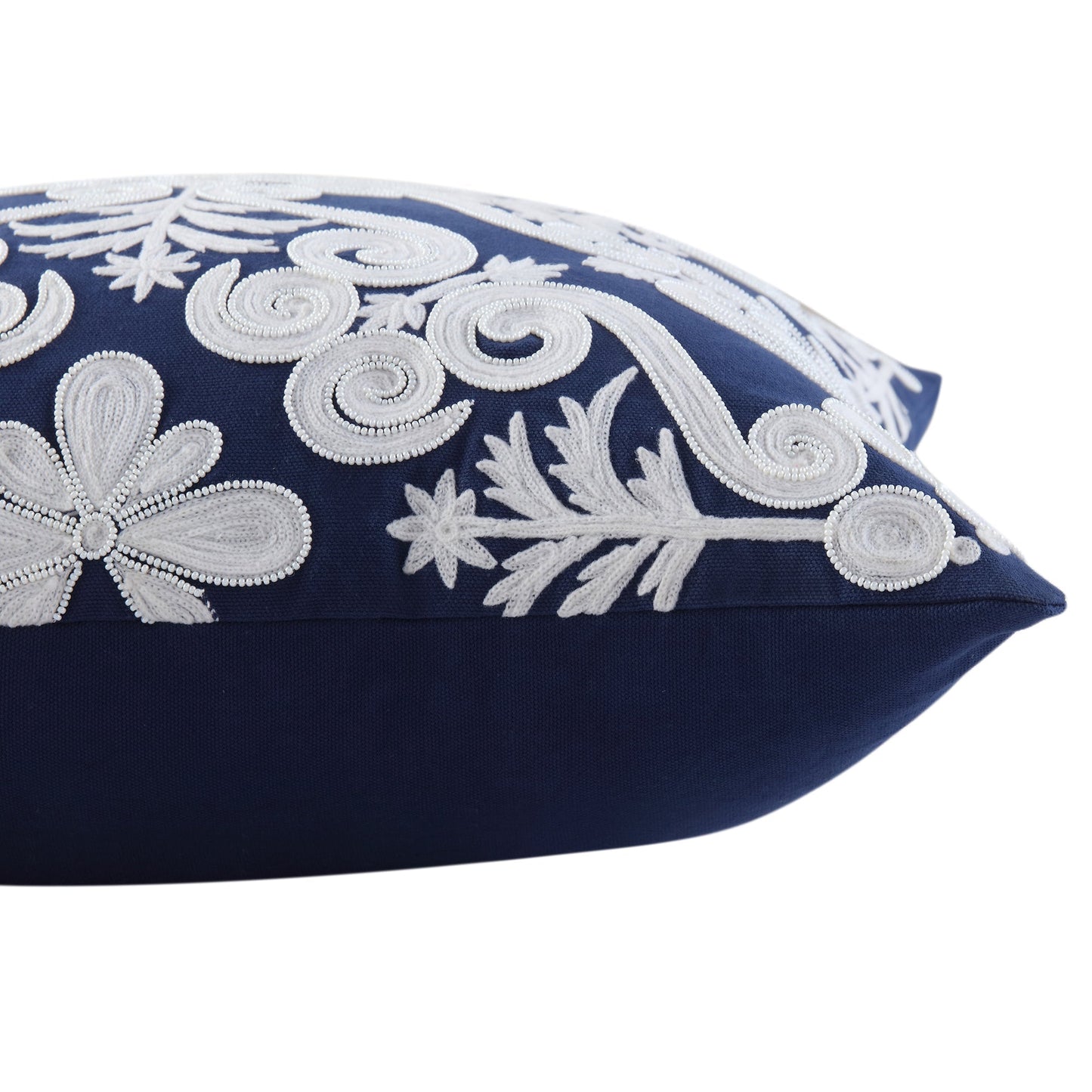Coussin tourbillon brodé à la main Lucia de la collection Indigo