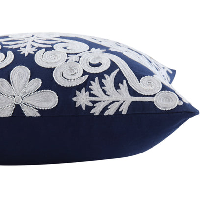 Coussin tourbillon brodé à la main Lucia de la collection Indigo