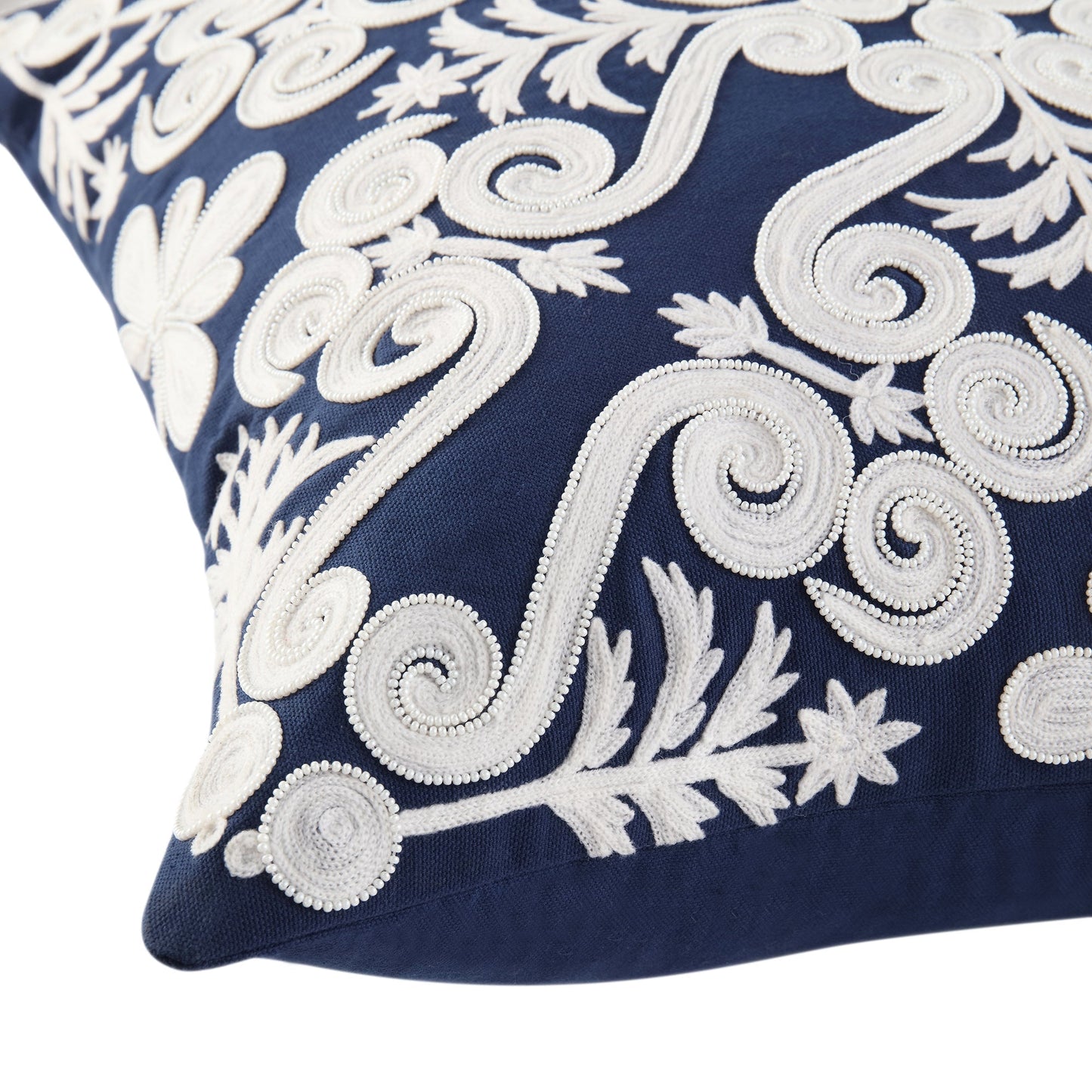 Coussin tourbillon brodé à la main Lucia de la collection Indigo