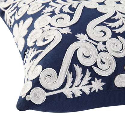 Coussin tourbillon brodé à la main Lucia de la collection Indigo