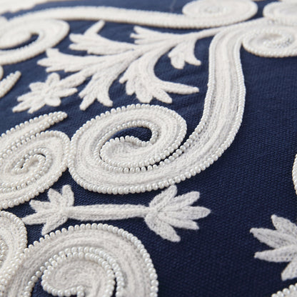 Coussin tourbillon brodé à la main Lucia de la collection Indigo