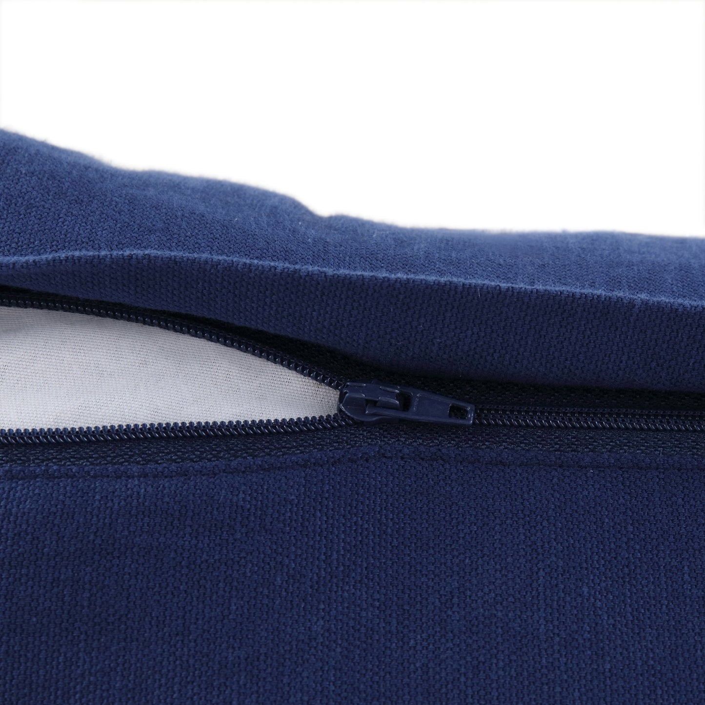 Coussin tourbillon brodé à la main Lucia de la collection Indigo