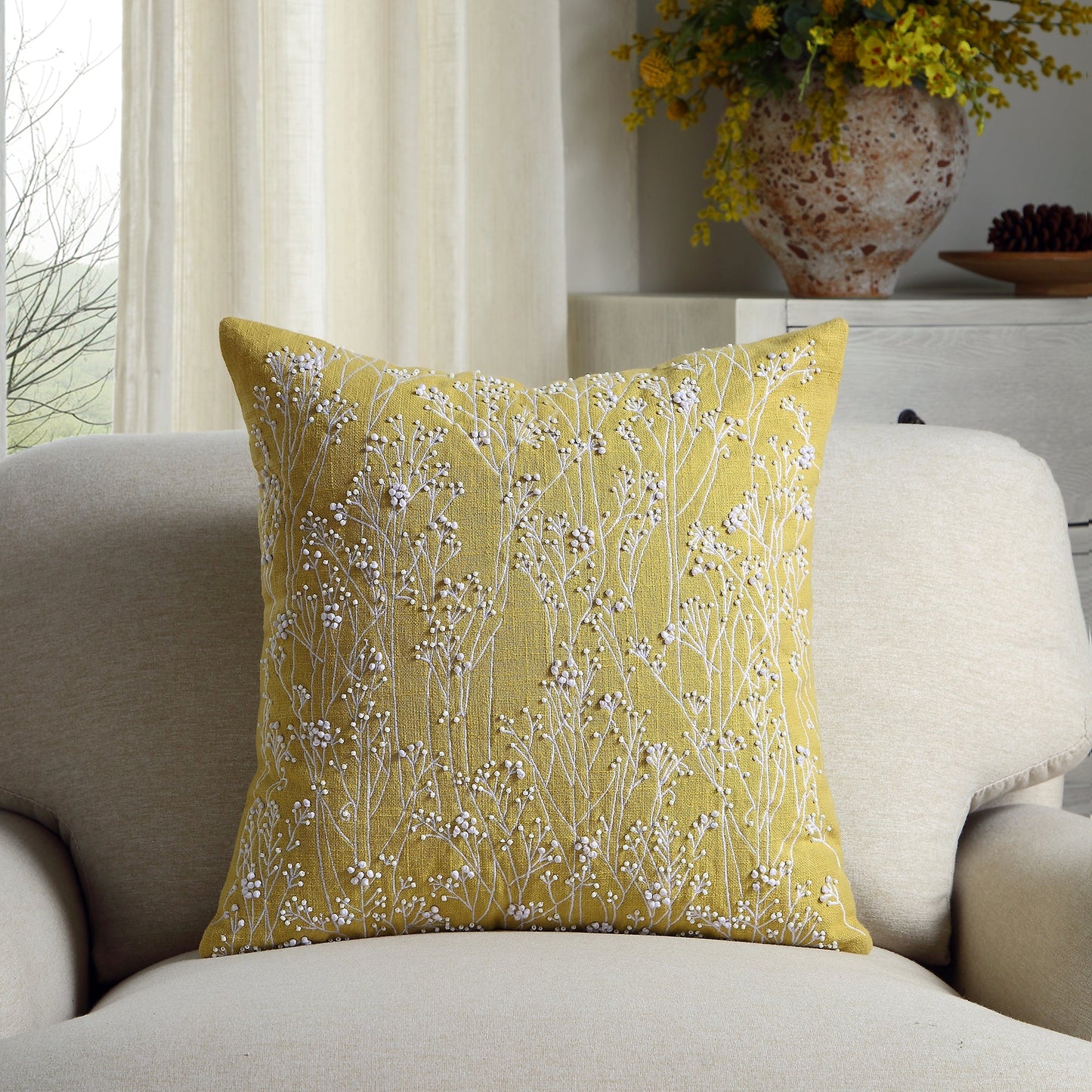 Coussin jaune maïs brodé et perlé à la main