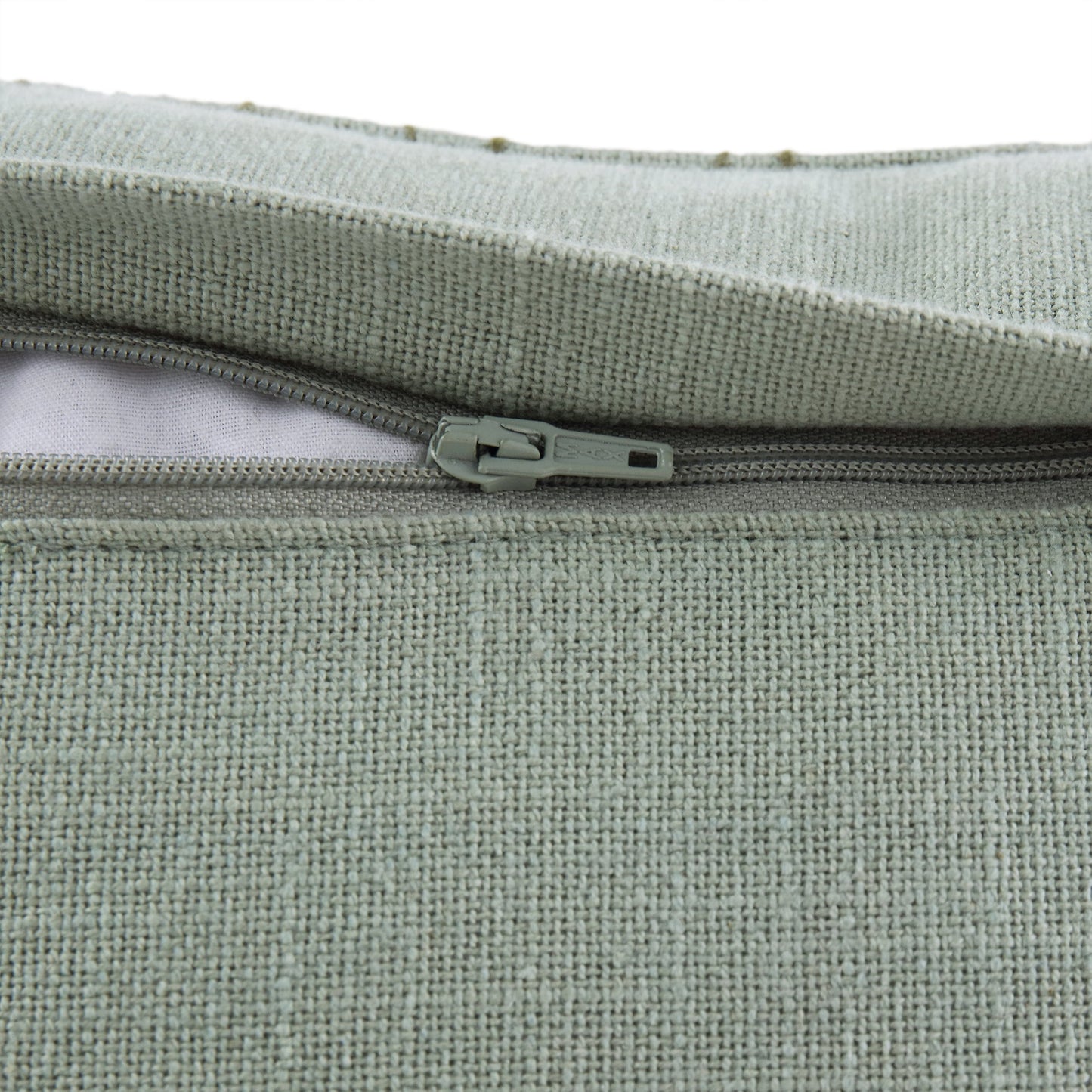 Coussin vert sauge brodé et perlé à la main Meadow