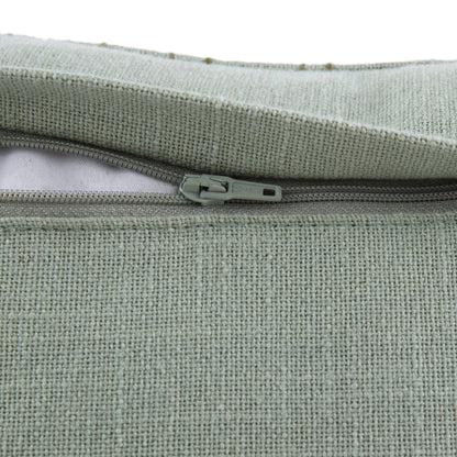 Coussin vert sauge brodé et perlé à la main Meadow