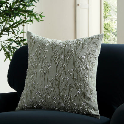 Coussin vert sauge brodé et perlé à la main Meadow