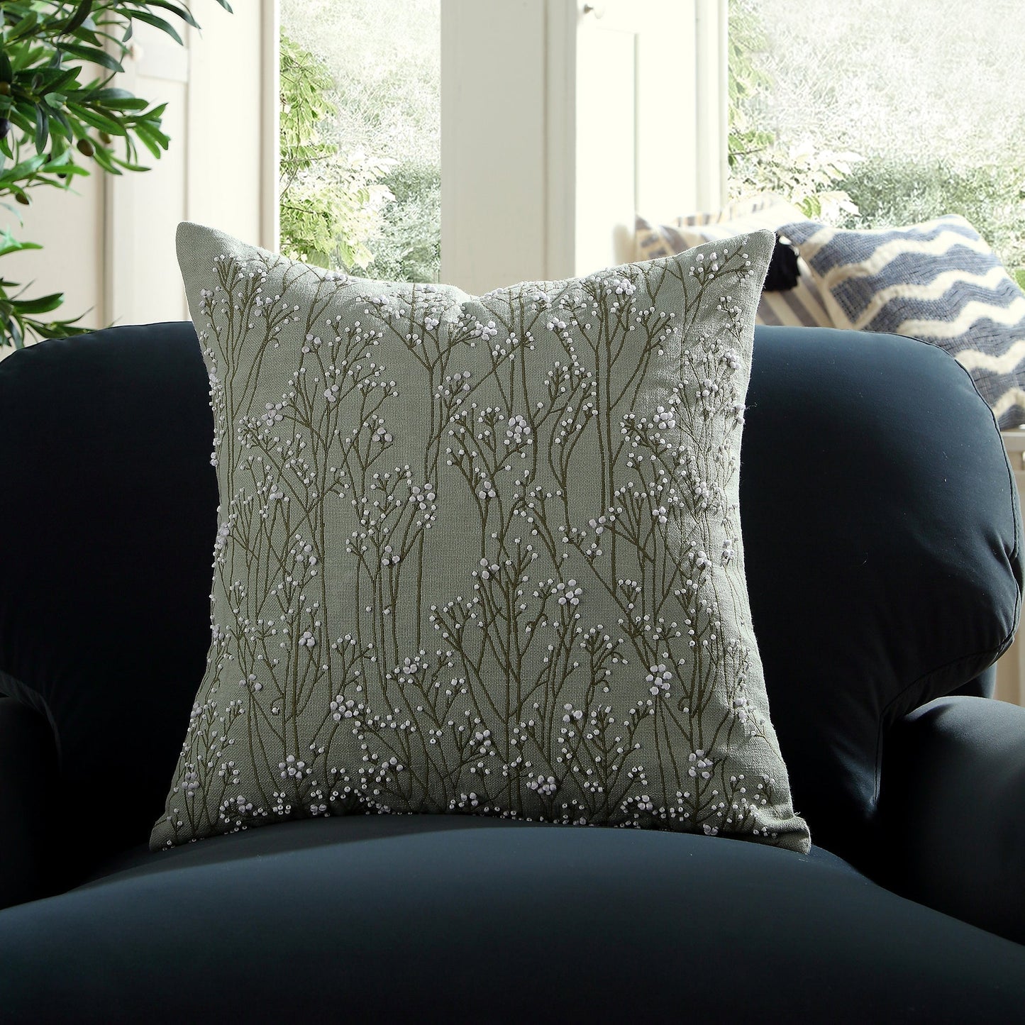Coussin vert sauge brodé et perlé à la main Meadow