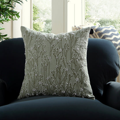 Coussin vert sauge brodé et perlé à la main Meadow