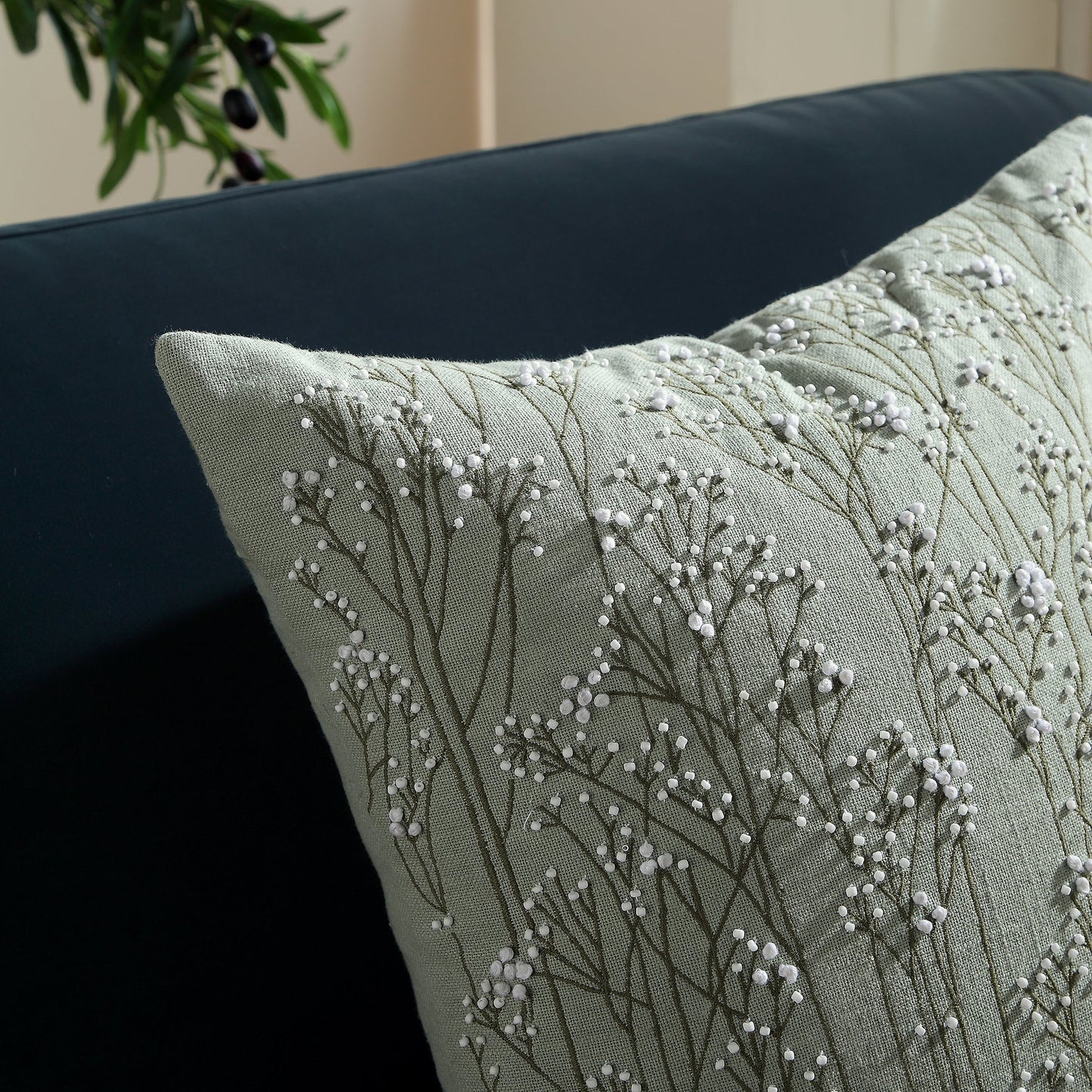 Coussin vert sauge brodé et perlé à la main Meadow