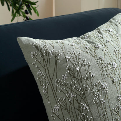 Coussin vert sauge brodé et perlé à la main Meadow