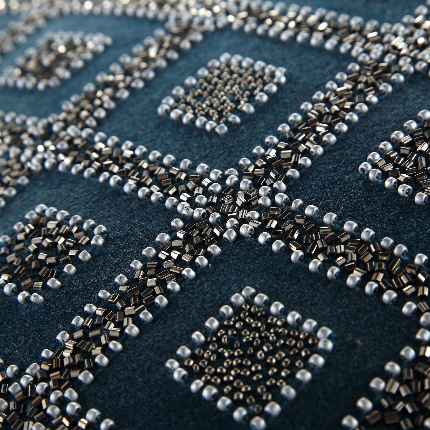 Oreiller en velours de coton bleu sarcelle à perles Ottavia de la collection Luxe