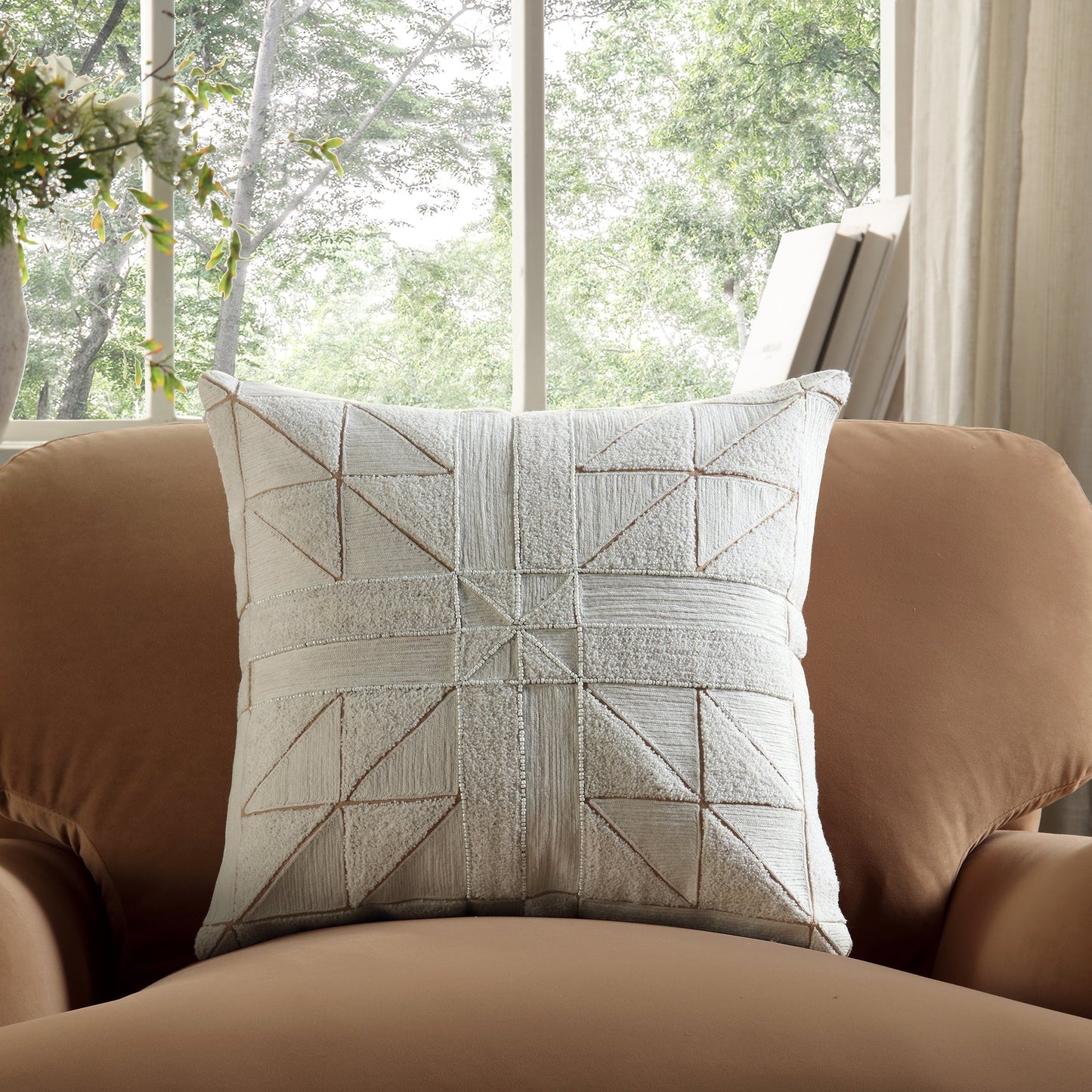 Coussin en patchwork Victoria Bouclé et perles faites à la main, collection Luxe