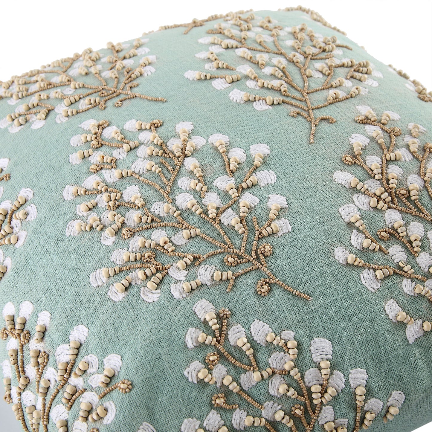 Coussin brodé à la main en perles de la collection Vine Primula